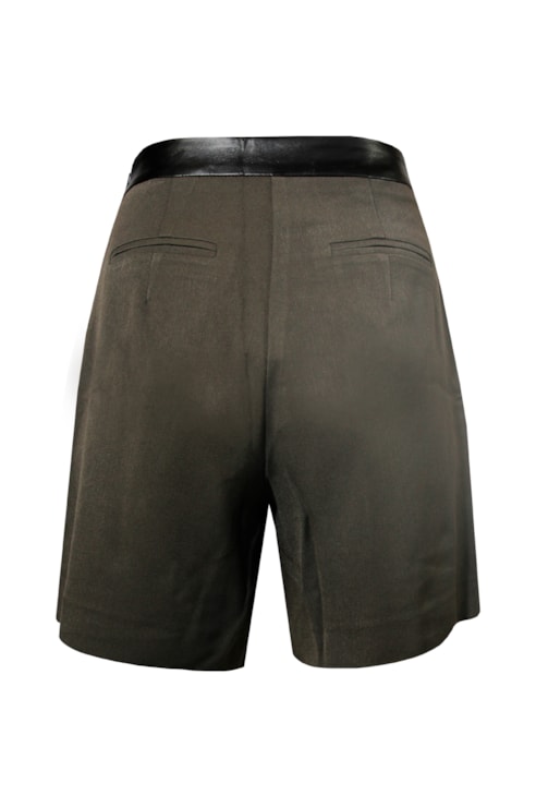 Pleated shorts with jewel buttons