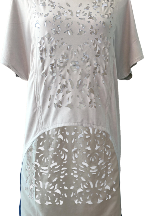 T-shirt assimétrica com recortes
