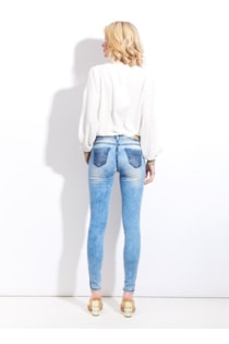 Calças skinny com bolsos em contraste