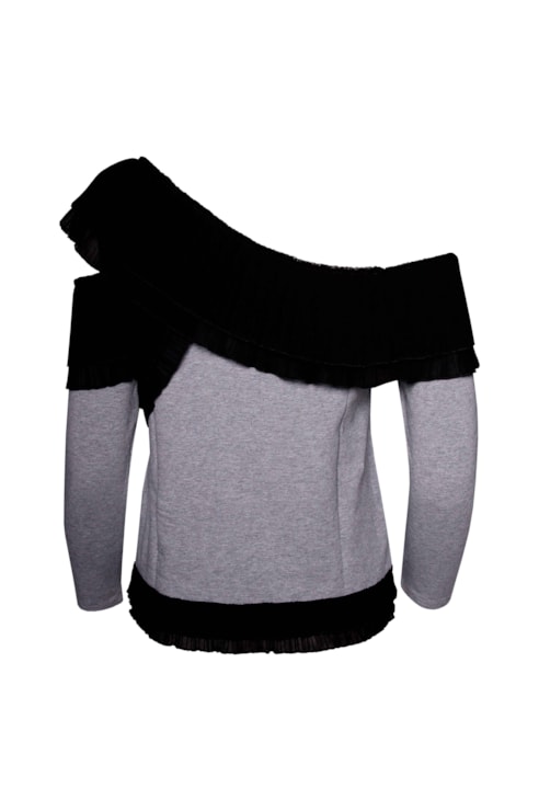 Blusa com ombros descobertos e manga comprida