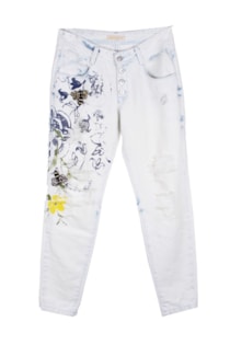 Calças com estampado e rotos