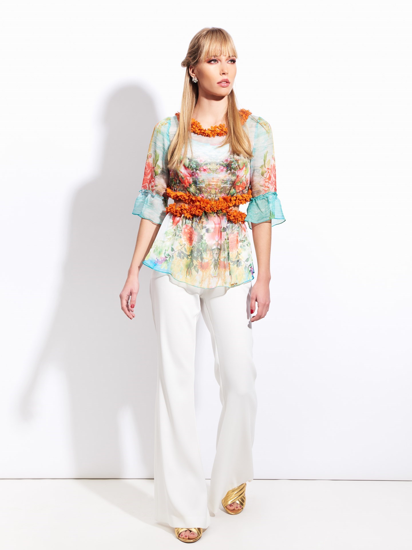 Blusa com cut out e aplicações