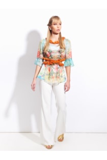 Blusa com cut out e aplicações
