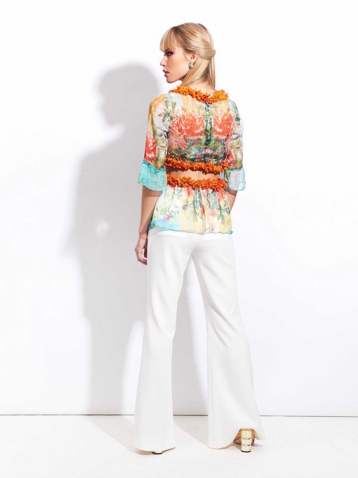 Blusa com cut out e aplicações