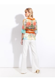 Blusa com cut out e aplicações