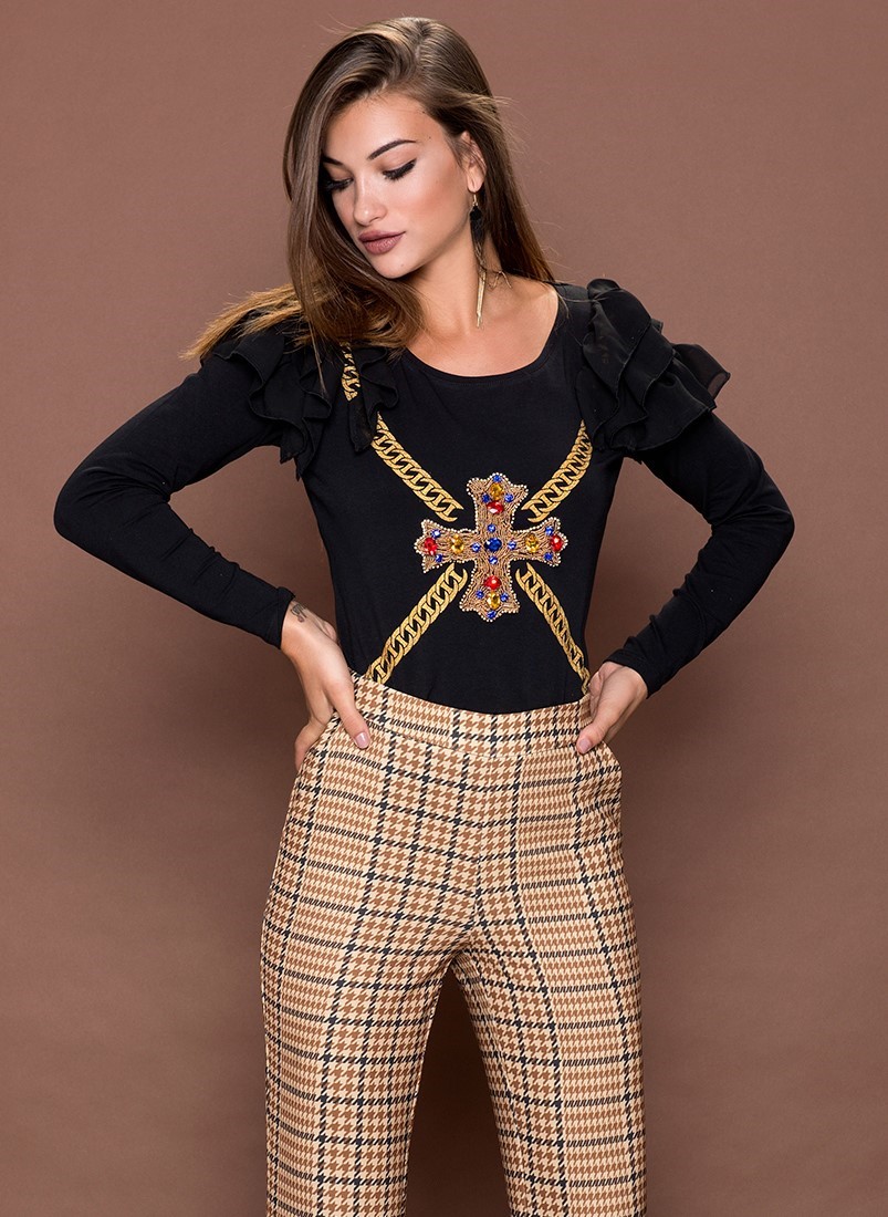 T-shirt com joias e folhos