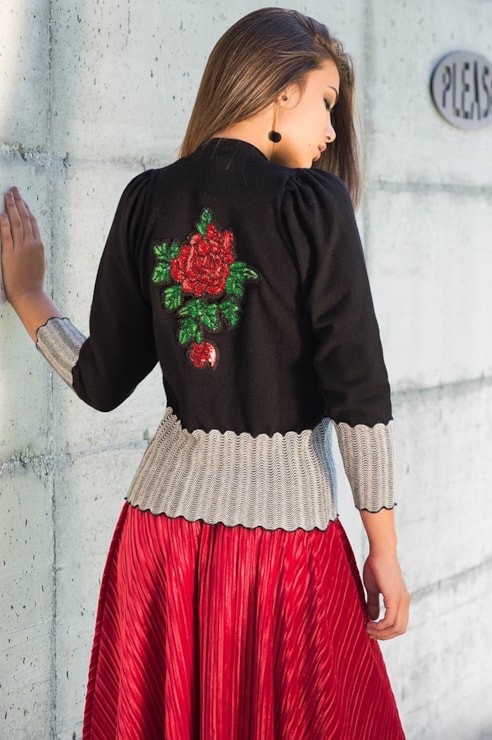 Casaco de tricot com bordado