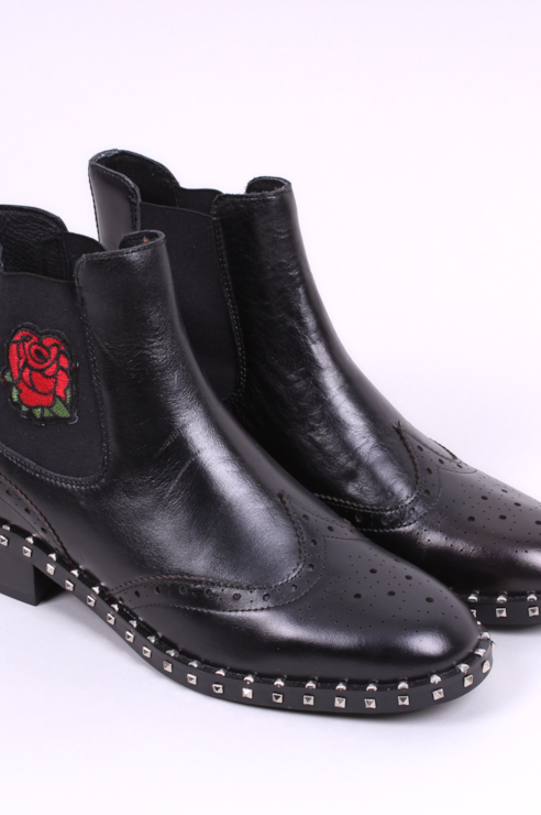 Botins com tachas