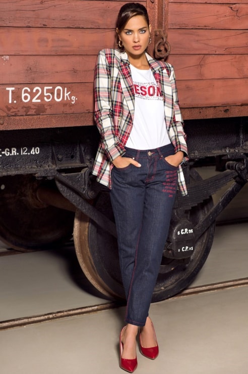 Calças jeans com detalhes bordados