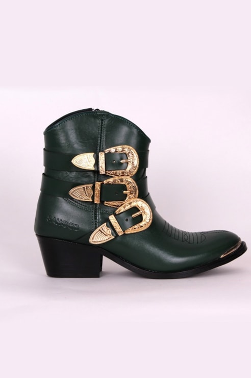 Leather boots with buckles