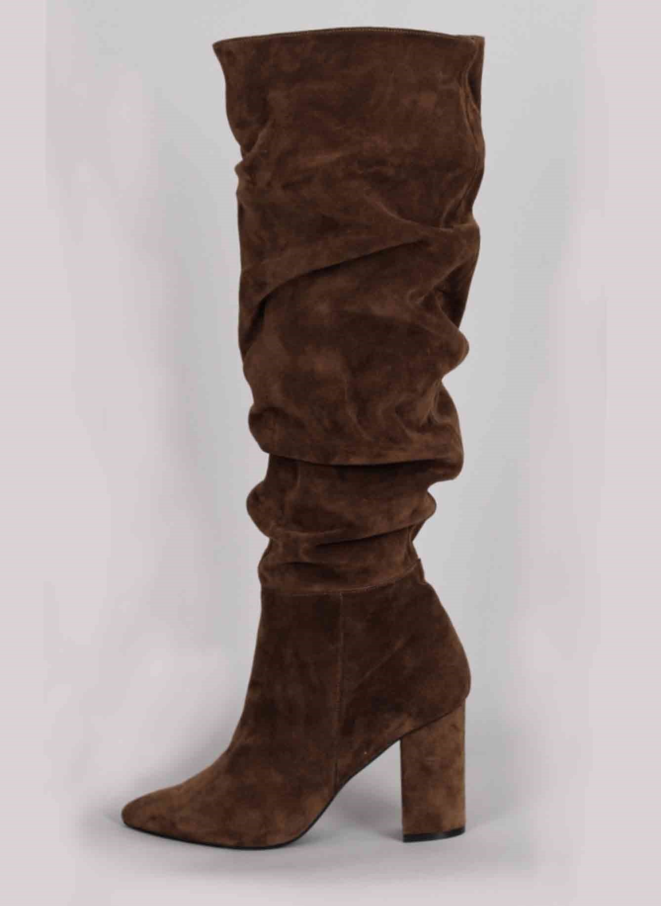 Bota cano alto enrugada