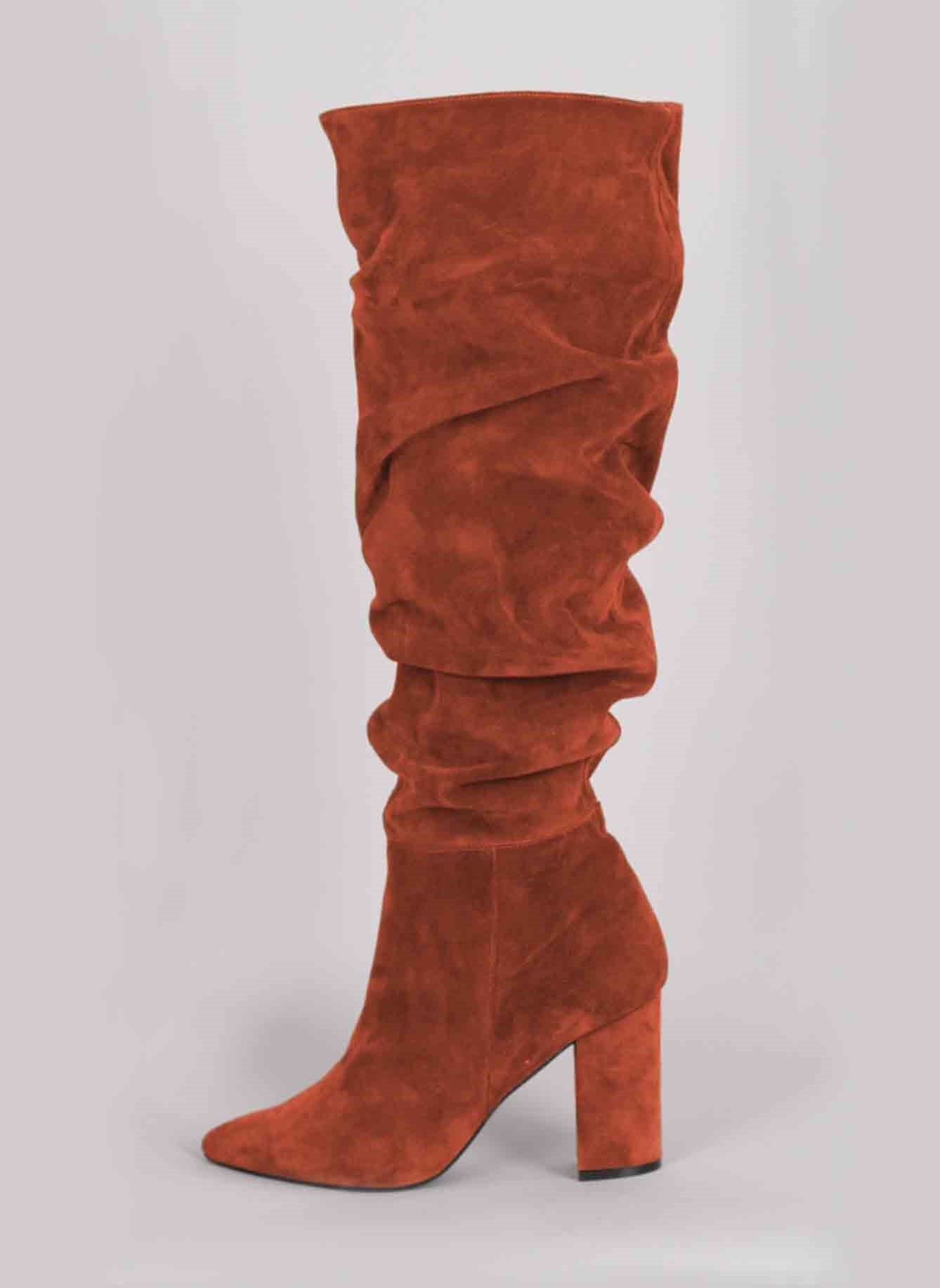 Bota cano alto enrugada