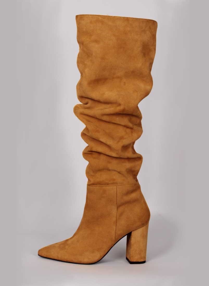 Bota cano alto enrugada