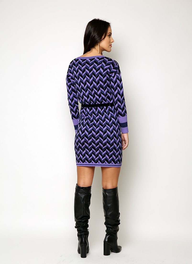 Vestido decote em bico com cinto