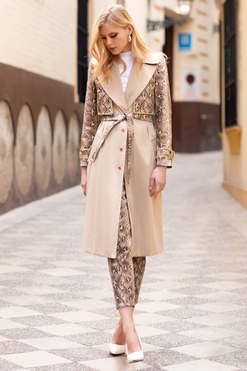 Trench coat com pormenor estampado de cobra