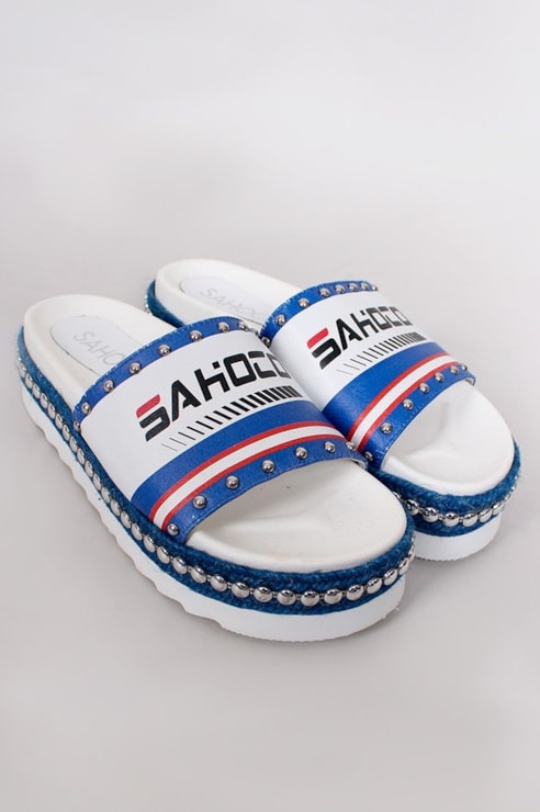 Chinelo de pala com tachas