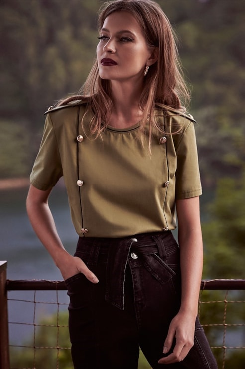 T-shirt com botões