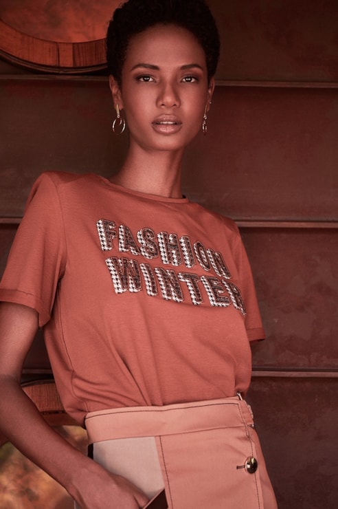 T-shirt com lantejoulas