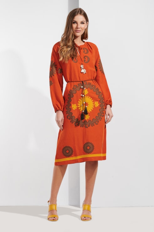 Vestido midi com bordados