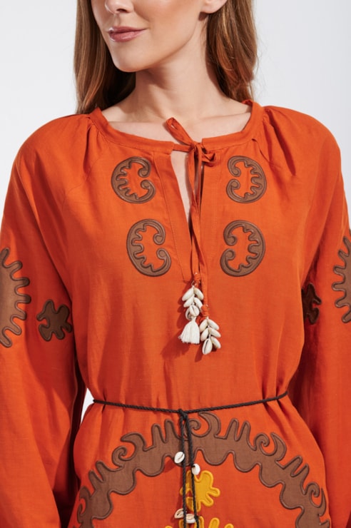 Vestido midi com bordados