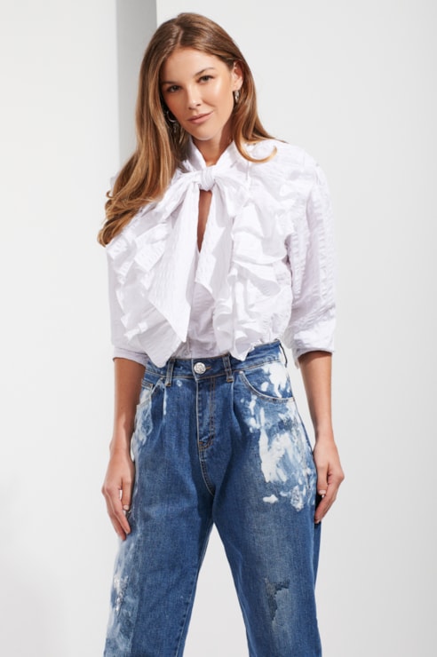 Blusa com folhos e laço