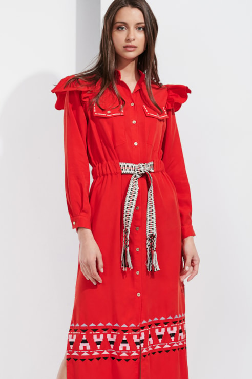 Vestido camiseiro com bordado e cinto combinado