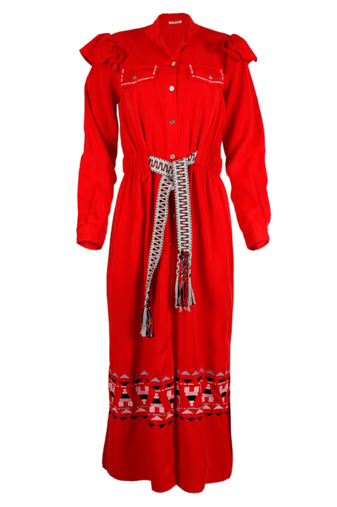 Vestido camiseiro com bordado e cinto combinado