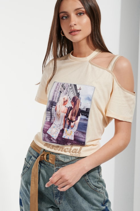 T-shirt com ombro descoberto