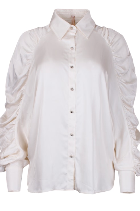 Blusa acetinada com manga franzida