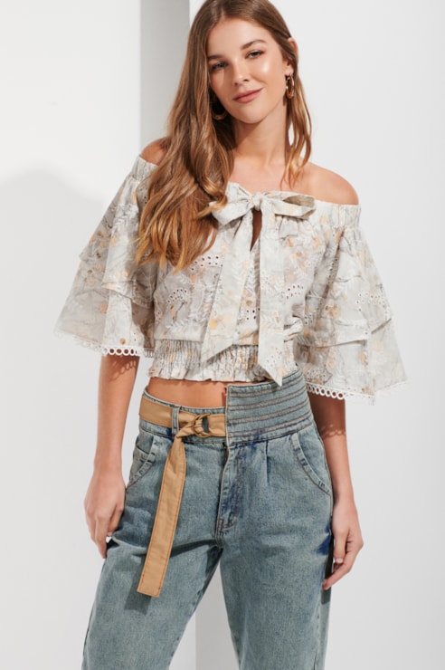 Blusa ombros descobertos com folhos