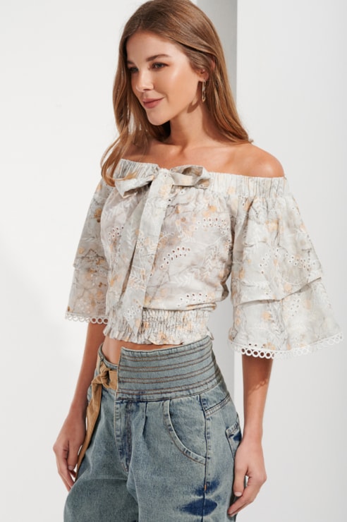 Blusa ombros descobertos com folhos