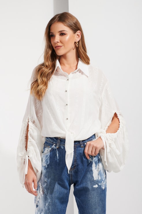 Blusa rendada com detalhe costas