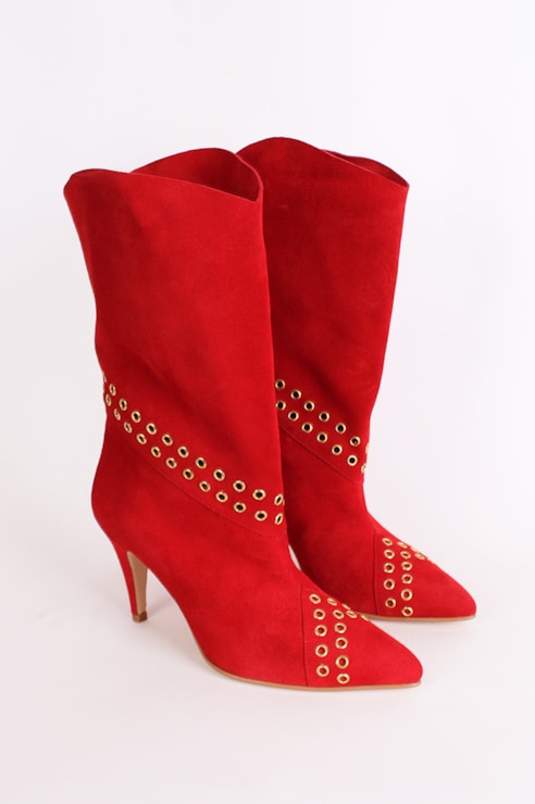Botas em pele com tachas