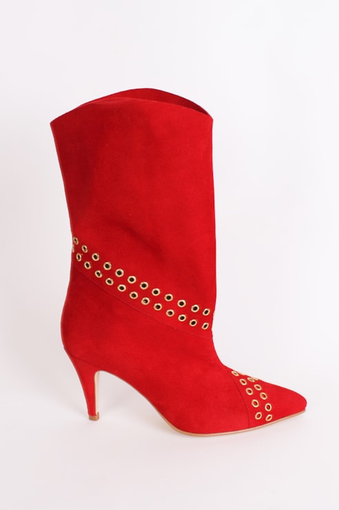 Botas em pele com tachas