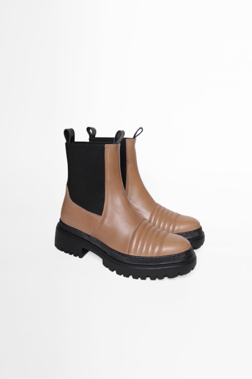Botins rasos com sola de rasto