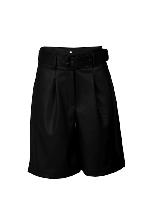 Bermudas efeito pele e cinto