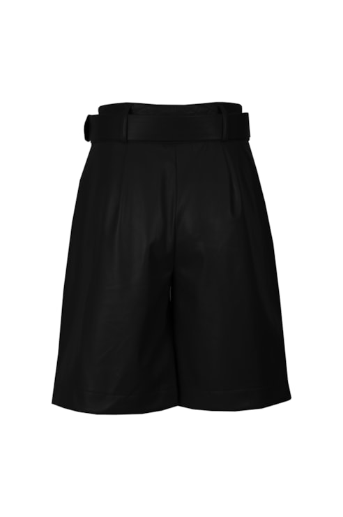 Bermudas efeito pele e cinto