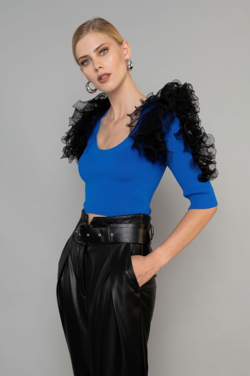 Camisola malha canelada e folhos