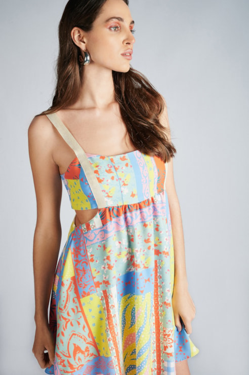 Vestido alças e abertura