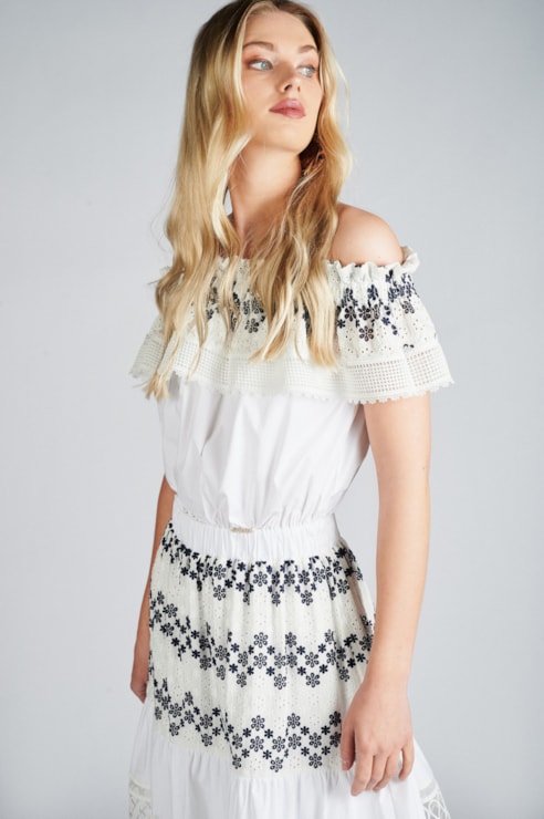 Vestido rendado decote reto