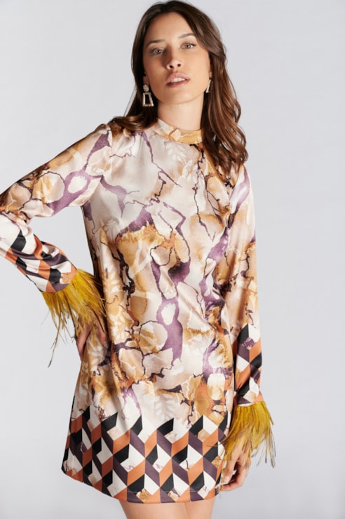 Vestido Meia Gola com Penas