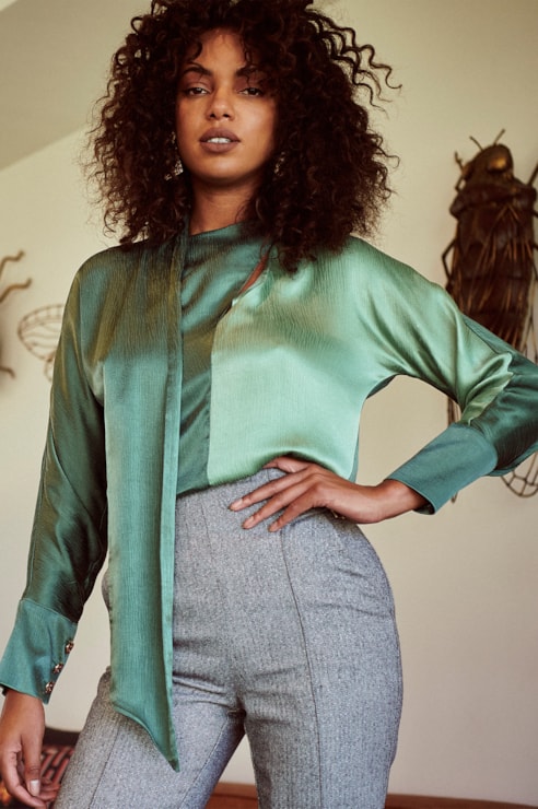 Blusa Acetinada Meia Gola