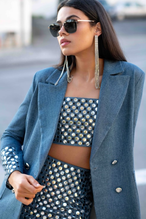 Crop top com tachas