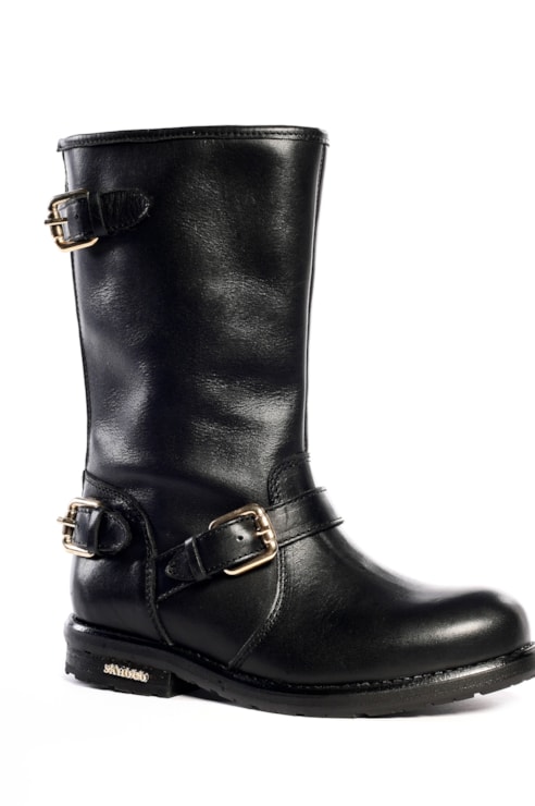Bota com fivela
