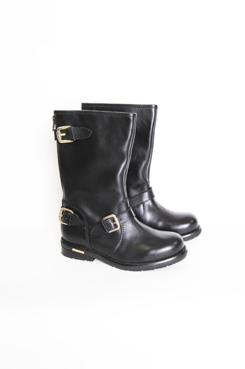 Bota com fivela