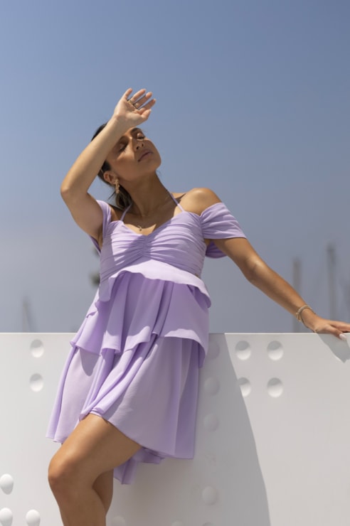 Vestido curto folhos