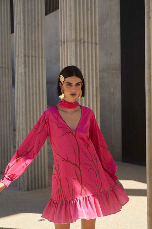 Vestido curto estampado com laçada