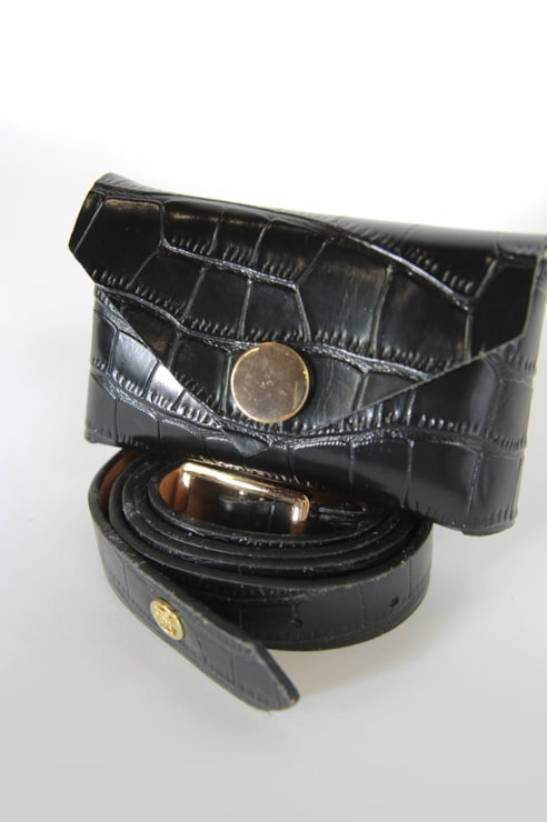 Mini bolsa cinto efeito croco