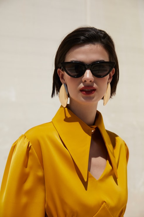Blusa acetinada com gola