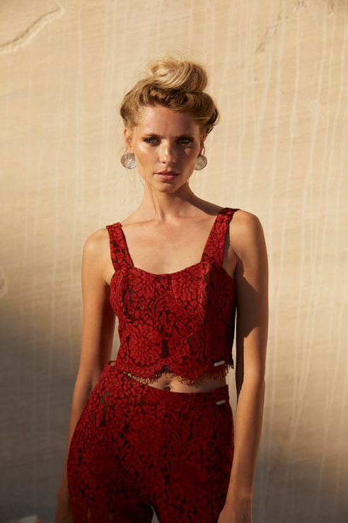 Top curto tipo corsetry em renda